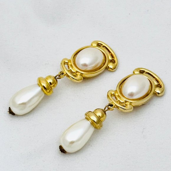 Vintage Little Traveler Clip Earrings - Faux Pearl - Estate collection - New - Picture 3 of 3